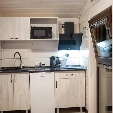 Lisoviy Zatyshok, Z Vidkrutum Litnim Baseynom,чан-джакузі Slawske