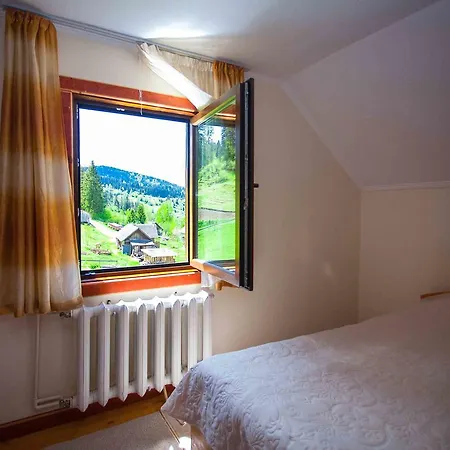 Lisoviy Zatyshok, Z Vidkrutum Litnim Baseynom,чан-джакузі Gasthof