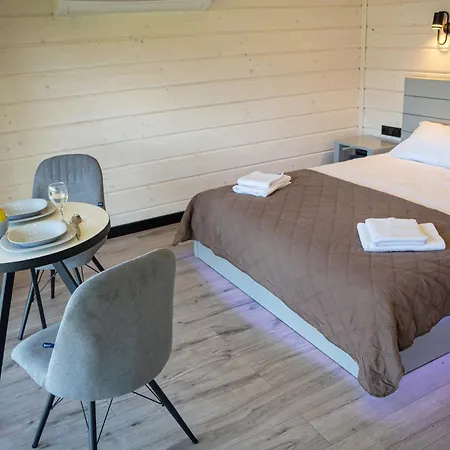 Lisoviy Zatyshok, Z Vidkrutum Litnim Baseynom,чан-джакузі Värdshus