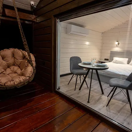 Lisoviy Zatyshok, Z Vidkrutum Litnim Baseynom,чан-джакузі Slavske