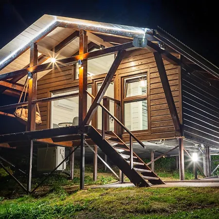 Lisoviy Zatyshok, Z Vidkrutum Litnim Baseynom,чан-джакузі Värdshus