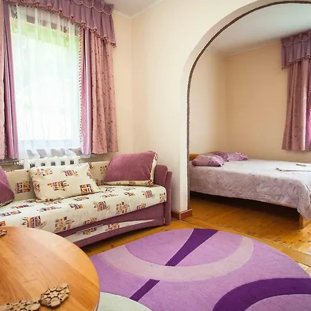 Lisoviy Zatyshok, Z Vidkrutum Litnim Baseynom,чан-джакузі Slavske