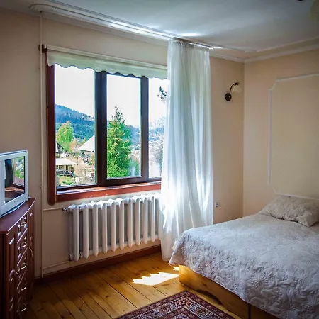 Lisoviy Zatyshok, Z Vidkrutum Litnim Baseynom,чан-джакузі Slavske